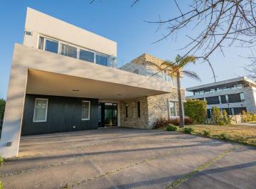 Casa · 530m² · 7 Ambientes · 2 Cocheras · Alquiler de Luminosa Casa Amoblada en El Yacht
