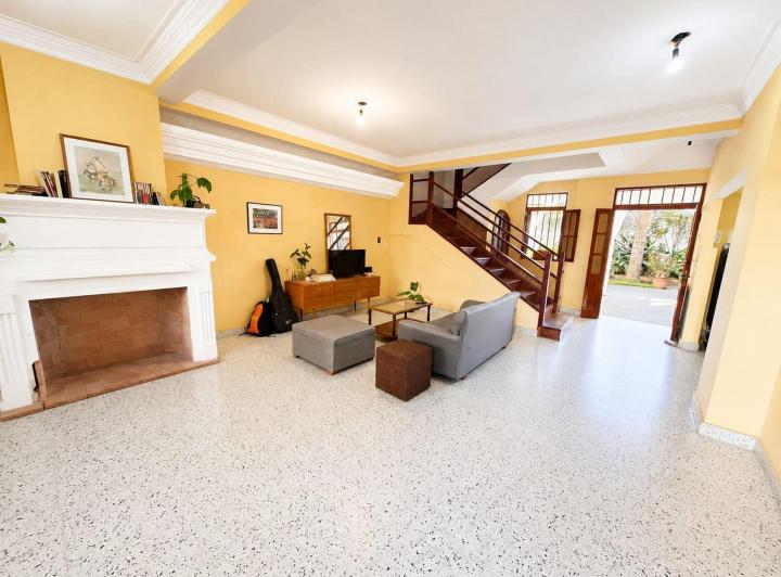 Casa · 218m² · 8 Ambientes · 1 Cochera
