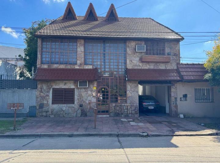 Casa · 260m² · 6 Ambientes · 2 Cocheras