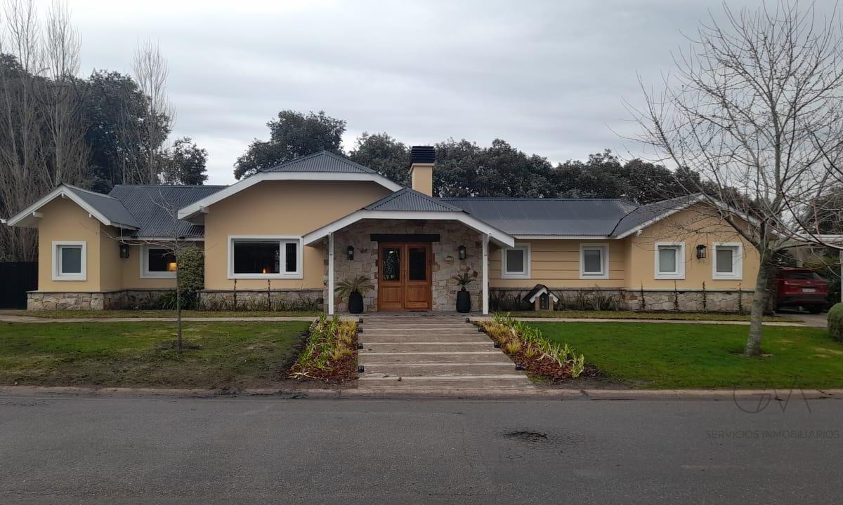 Casa en venta en Arenas del Sur, 900m² lote y 200m² construidos, 5 amb, pileta