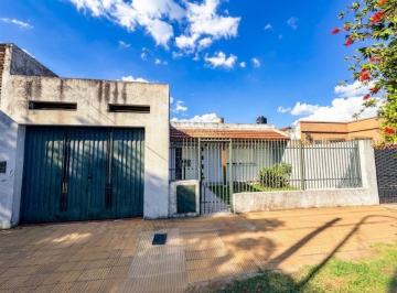Casa · 73m² · 5 Ambientes · 3 Cocheras · Casa en Venta Tapiales con Patio, Quincho y Garage