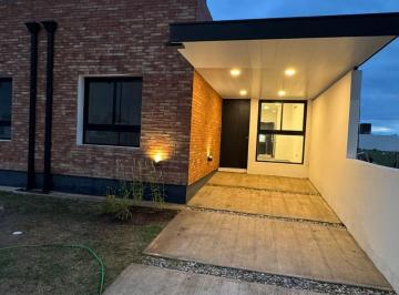 Casa · 67m² · 4 Ambientes · 1 Cochera · Dúplex de 2 Dorm. en Pampas de Manantiales