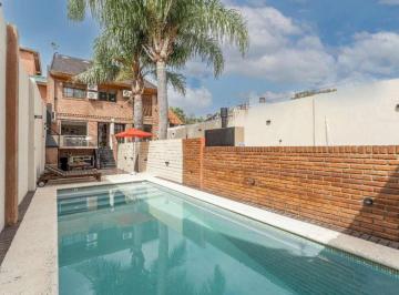 Casa · 230m² · 6 Ambientes · 3 Cocheras · Venta Casa - 6 Amb Pileta/jardin/cocheras