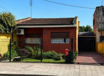 Casa · 74m² · 4 Ambientes · 2 Cocheras · Casa C/parque a 3 Cuadras de Estacion Glew