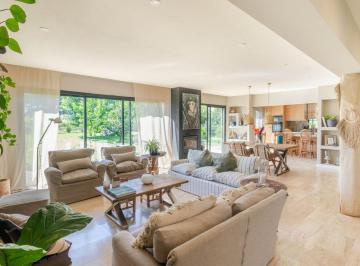 Casa · 250m² · 8 Ambientes · 2 Cocheras · Venta Casa 4 Dorm. Viñedos de La Tahona