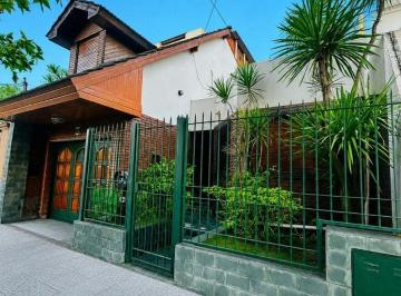 Casa · 193m² · 4 Ambientes · 2 Cocheras · Casa 4 Amb. con Garage Cubierto, Jardin y Quincho