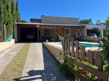 Casa · 260m² · 5 Ambientes · 2 Cocheras · Casa a 50 m del Mar en Sauce Grande