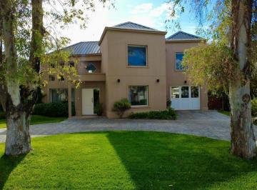Casa · 230m² · 8 Ambientes · 1 Cochera · Venta Excelente Casa en Bosque Alto! Apta Credito