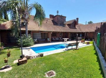 Casa · 287m² · 5 Ambientes · 3 Cocheras · Venta Casa con Quincho Pileta en Pacheco