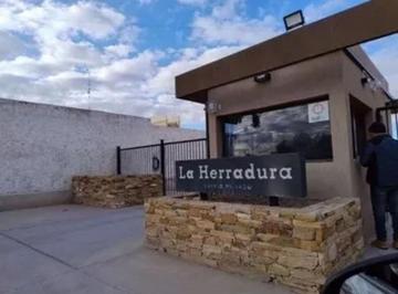 Casa · 68m² · 4 Ambientes · 1 Cochera · Casa y Lote en Pozo en Barrio La Herradura Maipú