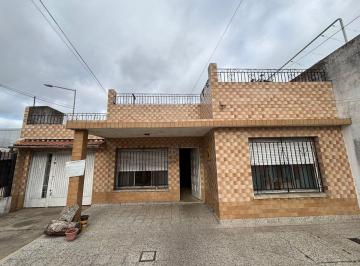 Casa · 175m² · 4 Ambientes · 2 Cocheras · Casa 4 Amb con Cochera - Jardin en Venta en Lanus