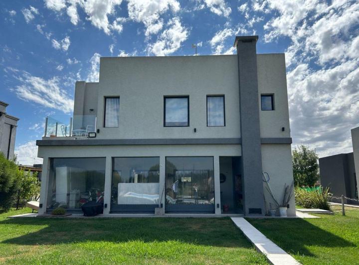 Casa · 224m² · 4 Ambientes · 2 Cocheras
