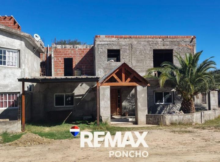 Casa · 312m² · 8 Ambientes · 2 Cocheras