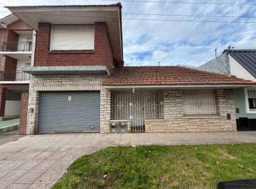 Casa · 130m² · 4 Ambientes · 1 Cochera · Venta Casa 3 Amb + 2 Deptos Villa Primera