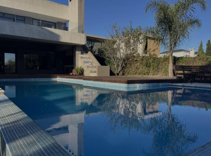 Casa · 445m² · 7 Ambientes · 4 Cocheras