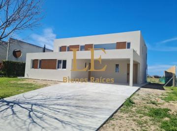 Casa · 257m² · 6 Ambientes · 6 Cocheras · Venta Casa Premium en Canton Golf