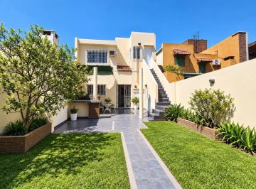 Casa · 219m² · 8 Ambientes · 1 Cochera · Casa en Parana