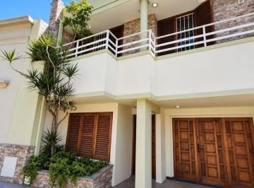 Casa · 219m² · 8 Ambientes · 1 Cochera · Casa en Parana