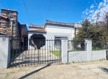 Casa · 90m² · 4 Ambientes · 1 Cochera · Casa Lote Propio de 8.66 X 33.45 m – Casa 3 Ambs y Dpt 2amb.