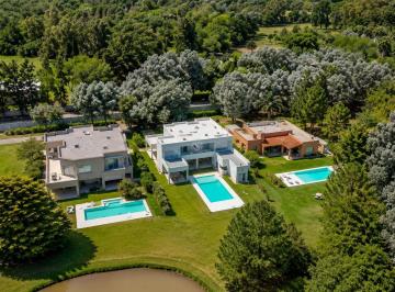 Casa · 400m² · 6 Ambientes · 1 Cochera · Casa en Alq. Temporario en Casuarinas del Pilar, Zelaya, Pilar
