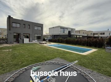 Casa · 138m² · 3 Ambientes · 2 Cocheras · Casa en Alquiler de 3 Ambientes con Pileta en Vistas Puertos Escobar