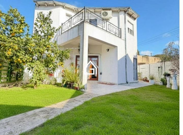 Casa · 330m² · 5 Ambientes · 2 Cocheras