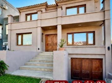 Casa · 220m² · 4 Ambientes · 1 Cochera · Casa en Venta