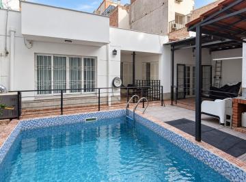 Casa · 139m² · 4 Ambientes · 2 Cocheras · Casa con Pileta y 4 Dorm. a Una Cuadra de Plaza Chile - Ciudad de Mendoza