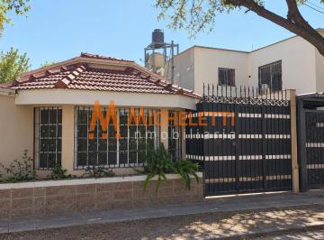 Casa · 132m² · 4 Ambientes · 2 Cocheras · Casa en Alquiler B° Decavial