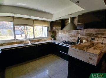 Casa de 7 ambientes, Villa Allende · Espectacular Casa Premium en Planta Baja – Diseño en "L" y Parque Exclusivo