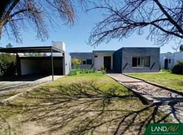 Casa de 7 ambientes, Villa Allende · Venta: Casa en San Isidro en Una Sola Planta, Gran Parque y Pileta de 48 m².