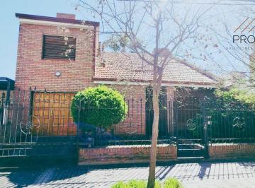 Casa de 8 ambientes, Córdoba · Casa en Venta en Barrio Iponá | Excelente Ubicación, 4 Dorm., Escritorio y Quincho