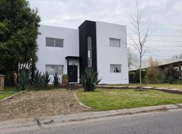 Casa · 750m² · 5 Ambientes · 2 Cocheras · Casa en Venta 5 Ambientes en San Francisco con Parrillay Pileta