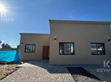 Casa · 105m² · 4 Ambientes · 2 Cocheras · Casa de 4 Ambientes en Venta - Barrio San Ramiro, Pilar del Este