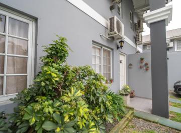 Casa · 121m² · 4 Ambientes · 1 Cochera · Venta Triplex 4 Ambientes con Jardín - Condominio C/ Seguridad - Permuta y Apto Credito!