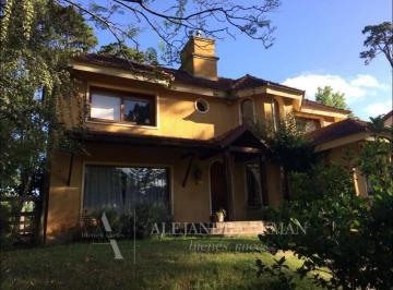Casa · 300m² · 5 Dormitorios · 1 Cochera · Casa Chalet en Alq. Temporario en Pinares, Punta del Este, Punta del Este / Maldonado