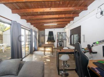 Casa · 110m² · 4 Ambientes · 1 Cochera · Casa en Venta en Los Hornos con 3 Dorm.