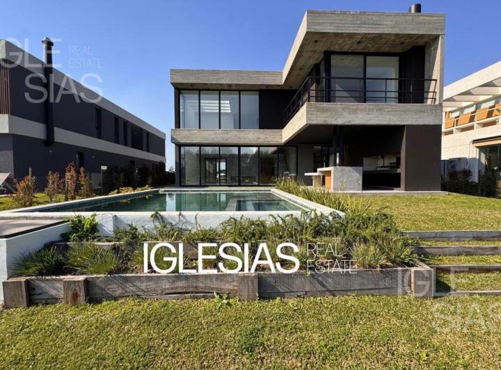 Casa · 285m² · 6 Ambientes · 2 Cocheras