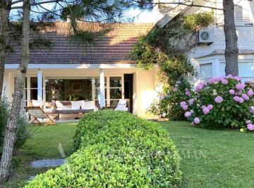 Casa · 260m² · 6 Ambientes · 1 Cochera · Casa en Alq. Temporario en Playa Mansa, Punta del Este, Punta del Este / Maldonado