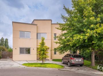 Casa · 232m² · 6 Ambientes · 4 Cocheras · Casa en Alquiler, 4 Dorm., Parrilla, Pileta; Impecable en Barrio Santa Guadalupe