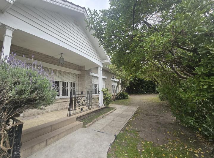 Casa · 220m² · 6 Ambientes · 1 Cochera