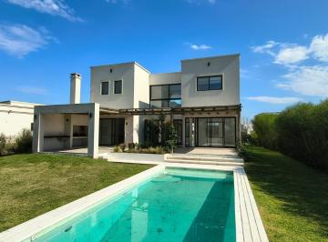 Casa · 196m² · 6 Ambientes · 1 Cochera · Venta de Moderna Casa en Barrio Náutico El Naudir, Escobar