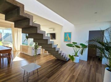 Casa · 135m² · 3 Ambientes · 2 Cocheras · Casa en Loteo Los Eucaliptos.