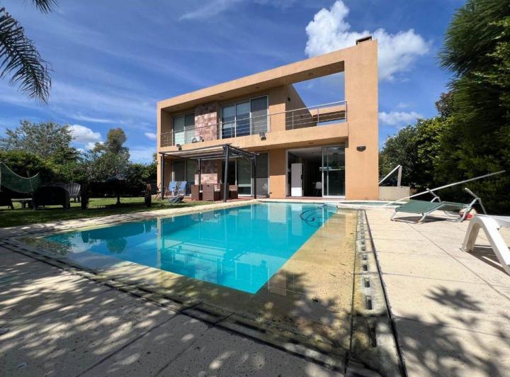 Casa · 350m² · 5 Ambientes · 2 Cocheras
