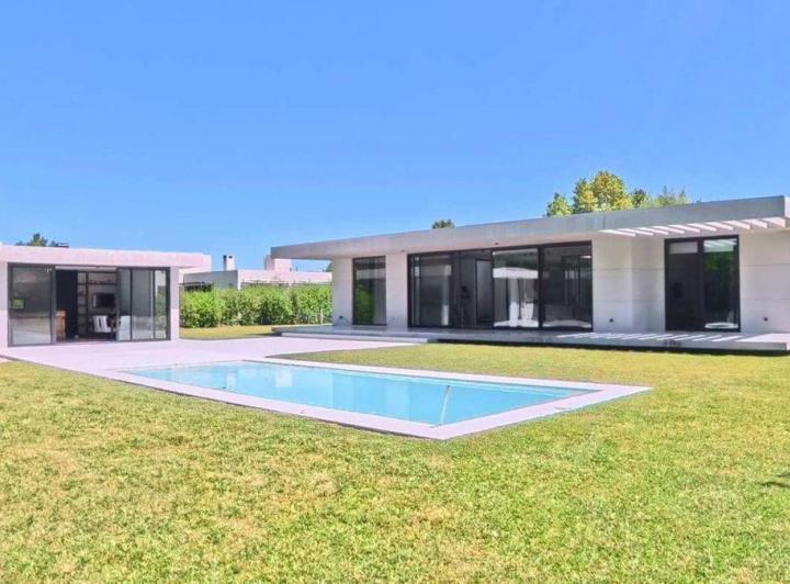 Casa · 465m² · 6 Ambientes · 2 Cocheras