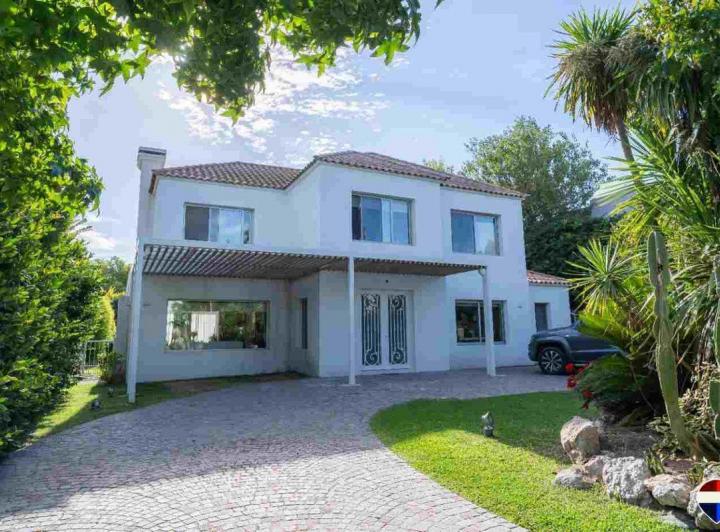 Casa · 280m² · 6 Ambientes · 2 Cocheras