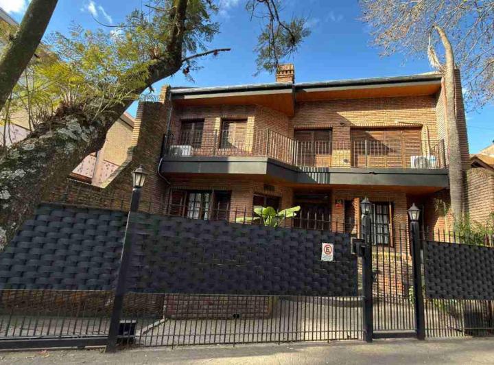 Casa · 260m² · 5 Ambientes · 2 Cocheras