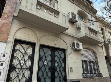 Entrada izquierda PH planta alta · Increíble Casa de Época Muy Luminosa en Caballito Centro.