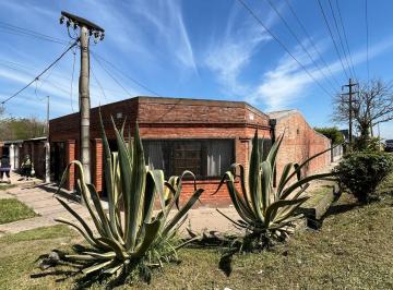 Casa · 102m² · 3 Dormitorios · 1 Cochera · Casa de 4 Dorm. con Pileta Av Castelli Esquina Yatay