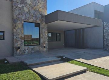 Casa · 164m² · 4 Ambientes · 1 Cochera · Casa a Estrenar en Venta Barrio Las Retamas Maipú